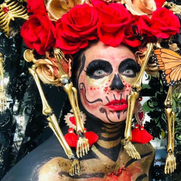 headpiece she has Gold and Red Roses the veil is black and gold lace - Picture 2 of 7